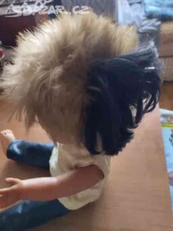 Starožitná pannenka s vlasy a strojkem - foto 2