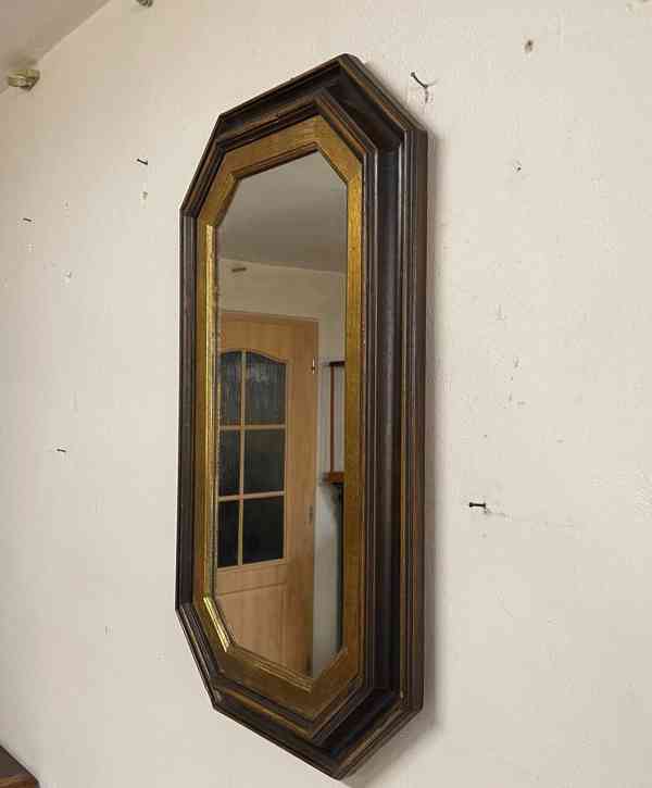 Starožitné zrcadlo v dřevěném rámu  - foto 6