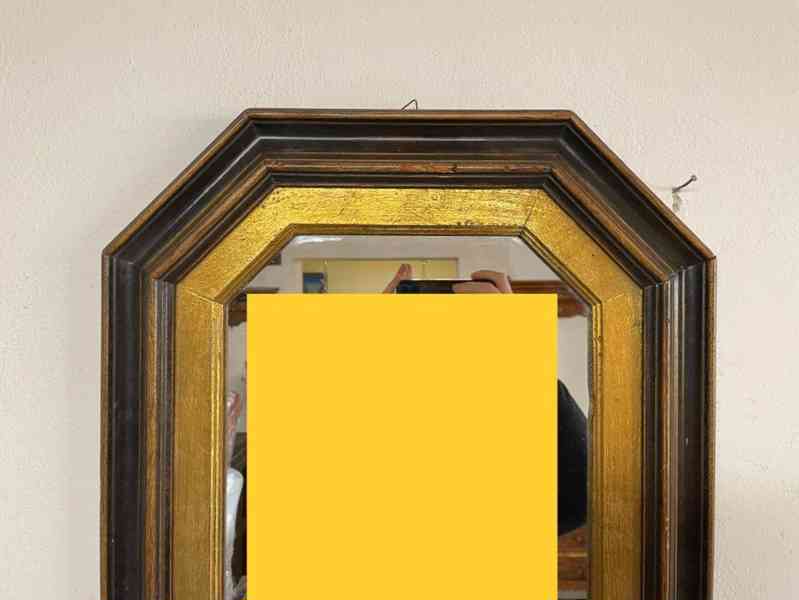 Starožitné zrcadlo v dřevěném rámu  - foto 3