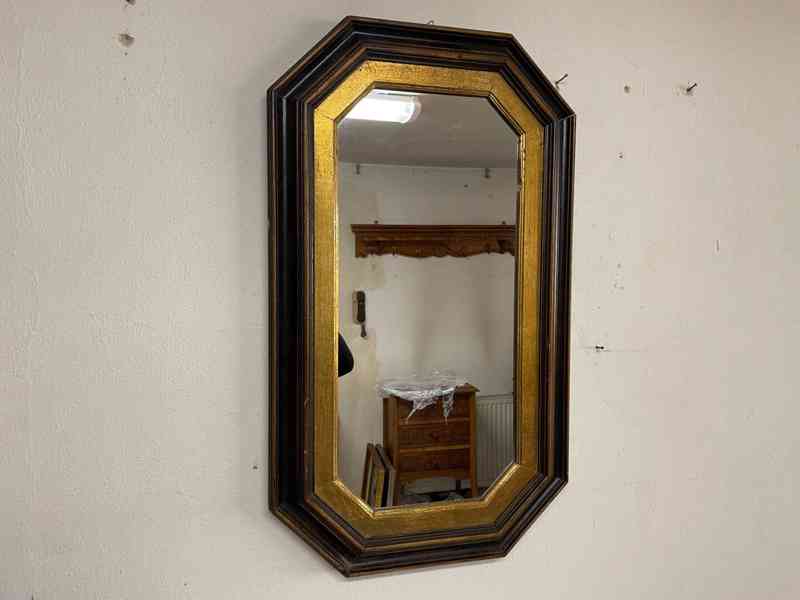 Starožitné zrcadlo v dřevěném rámu  - foto 2