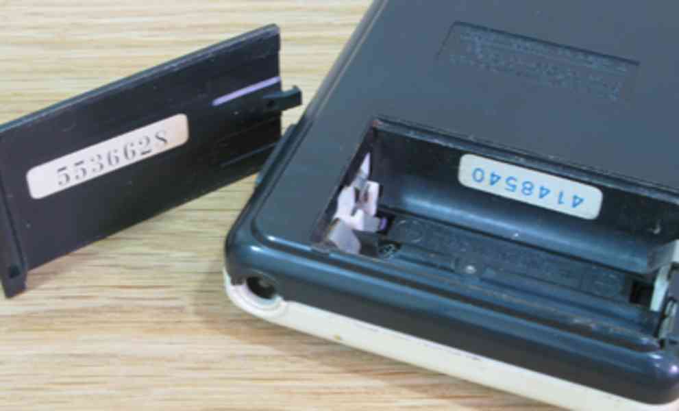 KOUPÍM KRYTKU BATERIÍ KALKULAČKY CASIO MEMORY-8S - foto 3
