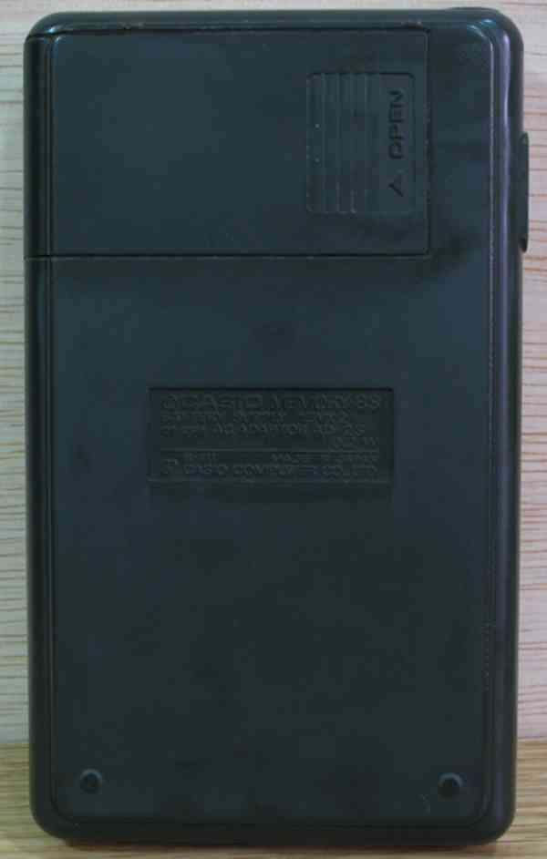 KOUPÍM KRYTKU BATERIÍ KALKULAČKY CASIO MEMORY-8S - foto 2