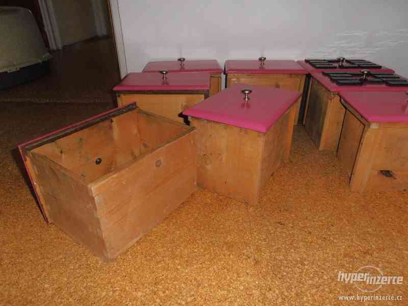 Prodám starožitný dřevěný šuplíkový regál na koření - foto 6