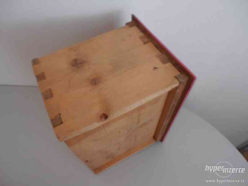 Prodám starožitný dřevěný šuplíkový regál na koření - foto 8