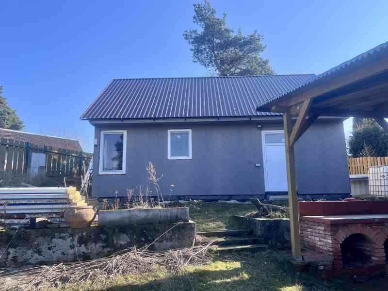 Chata s pergolou v obci Lipník u Hrotovic