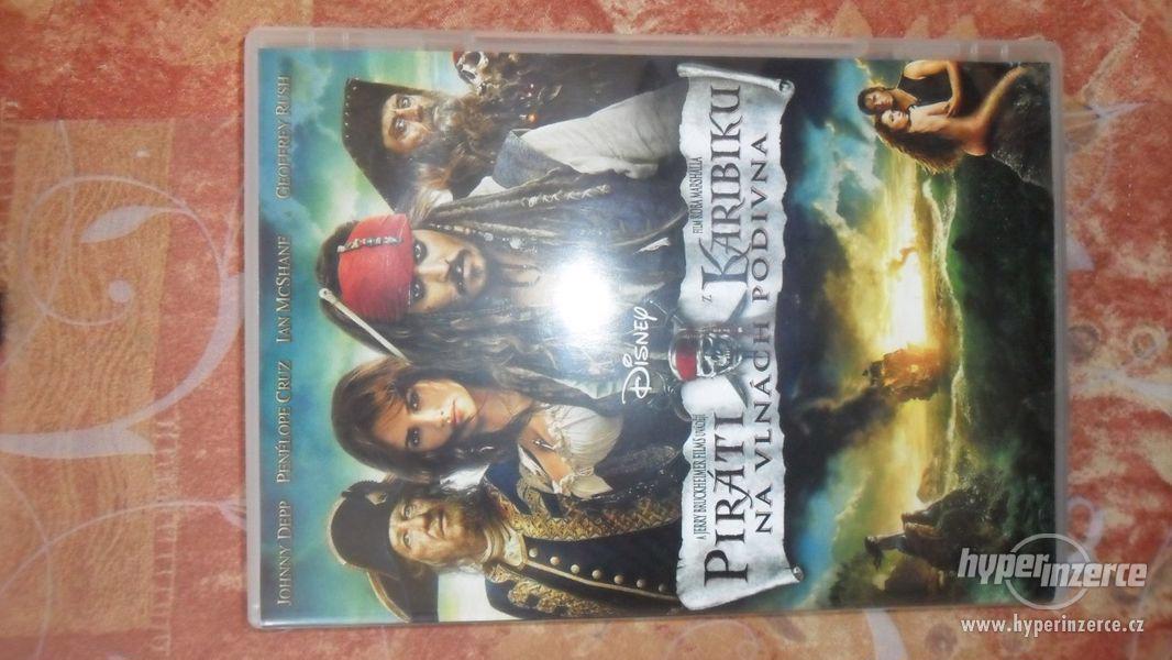 DVD Piráti z Karibiku: Na vlnách podivna - foto 1