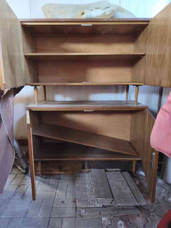 daruji za odvoz  2 skříňky s policemi - foto 2