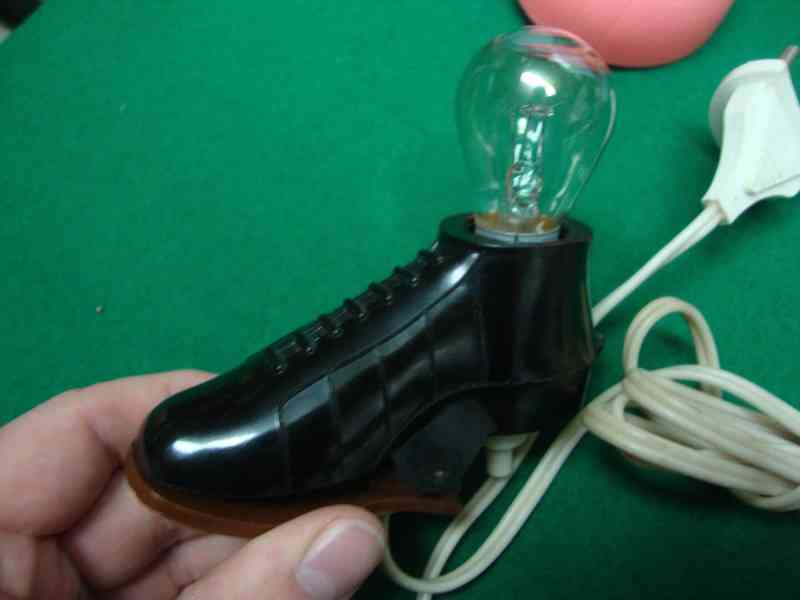 Malá bakelitová lampička fotbalová kopačka a míč rare svítí - foto 12