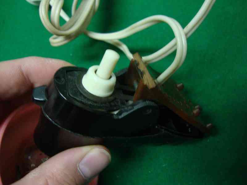 Malá bakelitová lampička fotbalová kopačka a míč rare svítí - foto 10