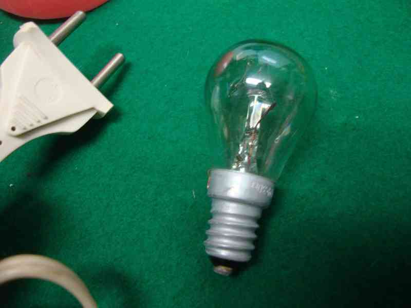 Malá bakelitová lampička fotbalová kopačka a míč rare svítí - foto 13