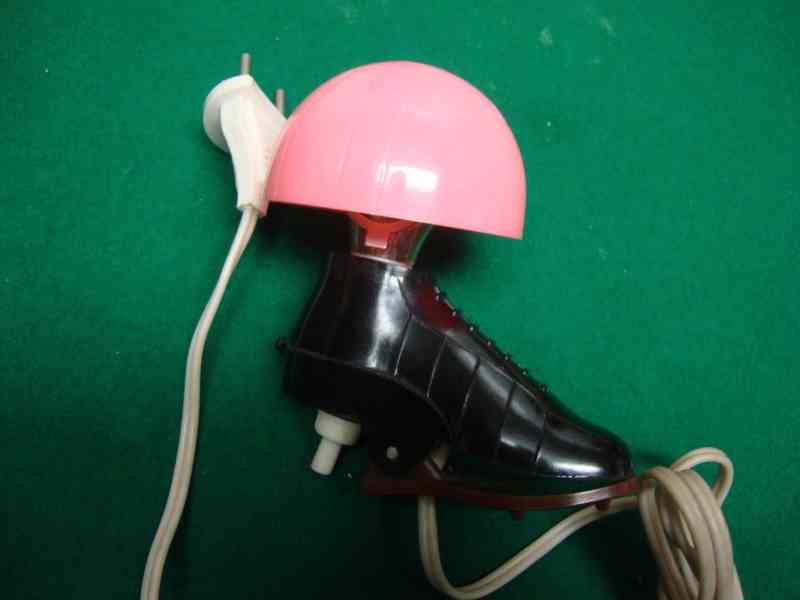 Malá bakelitová lampička fotbalová kopačka a míč rare svítí - foto 4