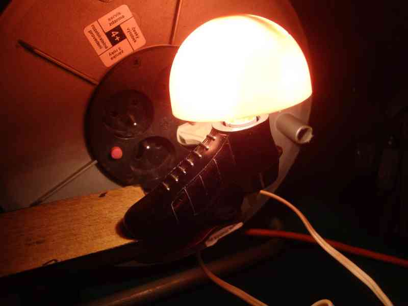 Malá bakelitová lampička fotbalová kopačka a míč rare svítí - foto 18