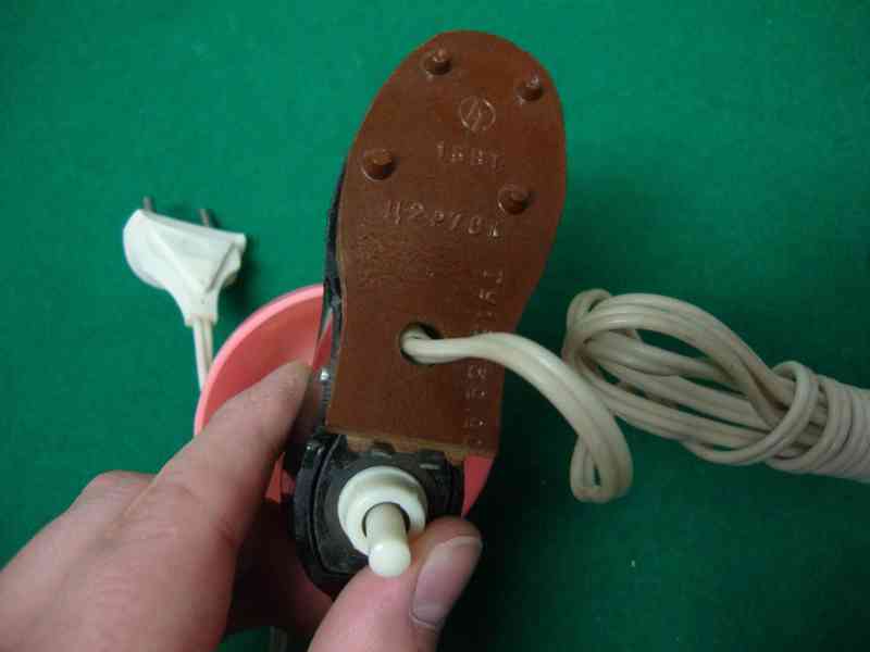 Malá bakelitová lampička fotbalová kopačka a míč rare svítí - foto 7