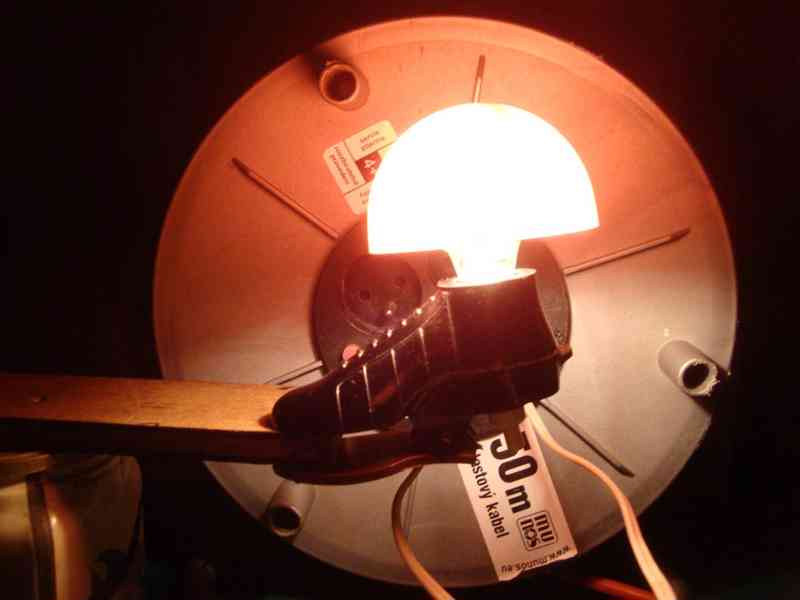 Malá bakelitová lampička fotbalová kopačka a míč rare svítí - foto 20