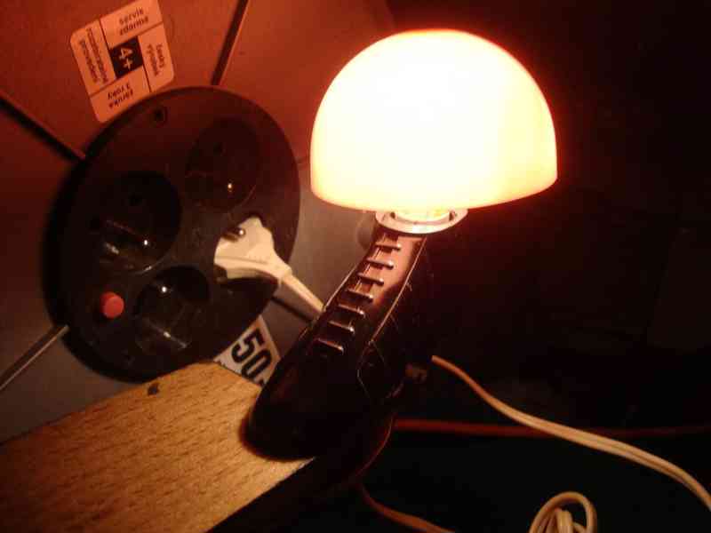 Malá bakelitová lampička fotbalová kopačka a míč rare svítí - foto 19