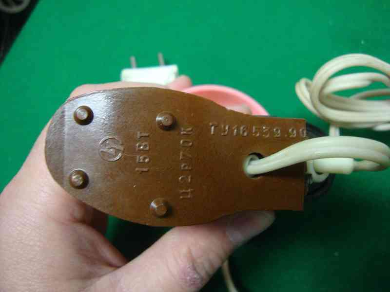 Malá bakelitová lampička fotbalová kopačka a míč rare svítí - foto 9