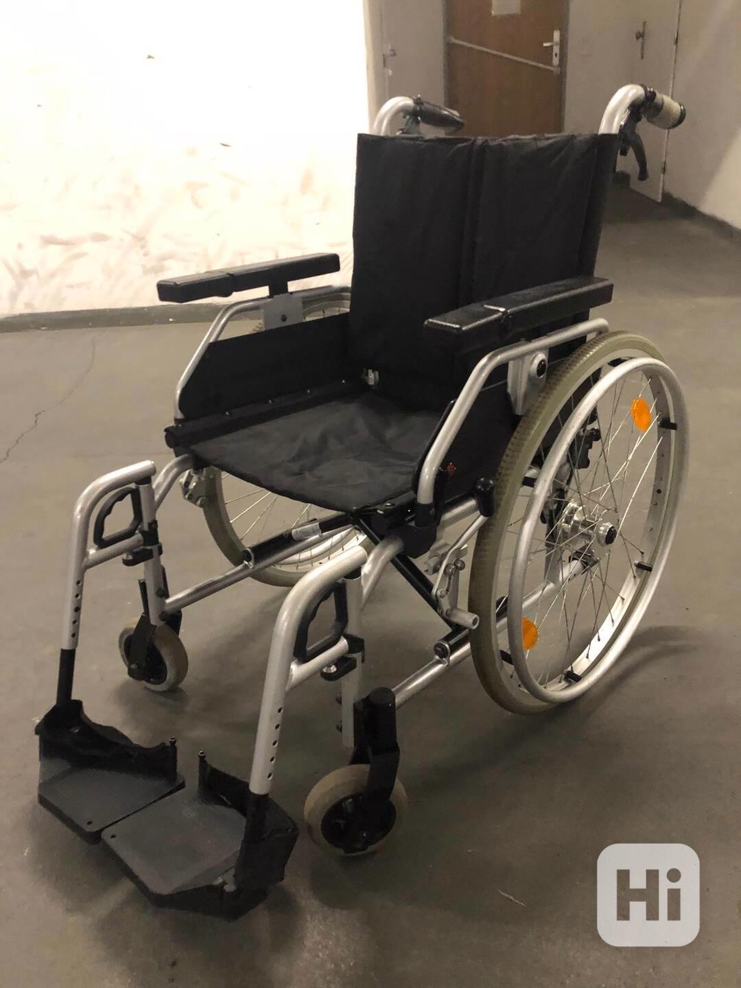 skládací invalidní vozík s brzdama pro doprovod - foto 1