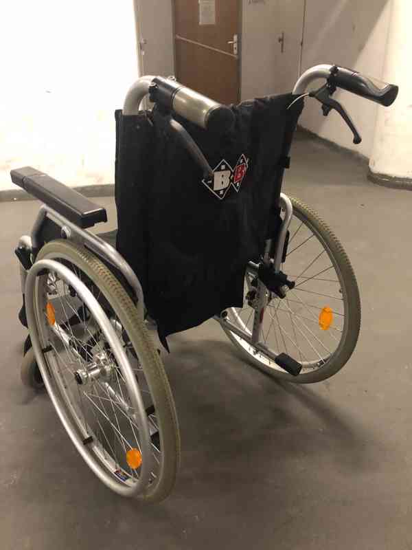 skládací invalidní vozík s brzdama pro doprovod - foto 2