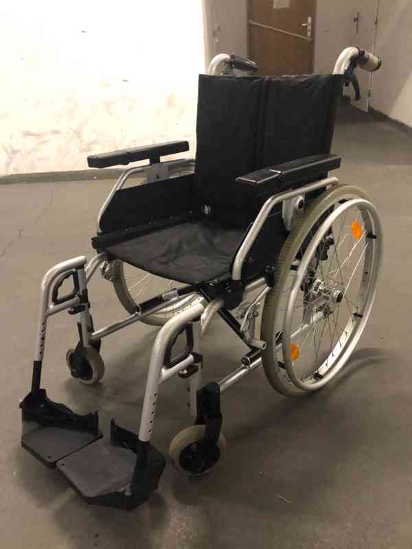 skládací invalidní vozík s brzdama pro doprovod