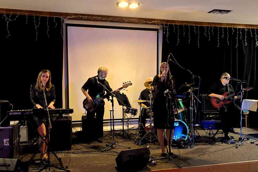 Kapela SKELET - svatby, oslavy, firemní večírky - foto 12