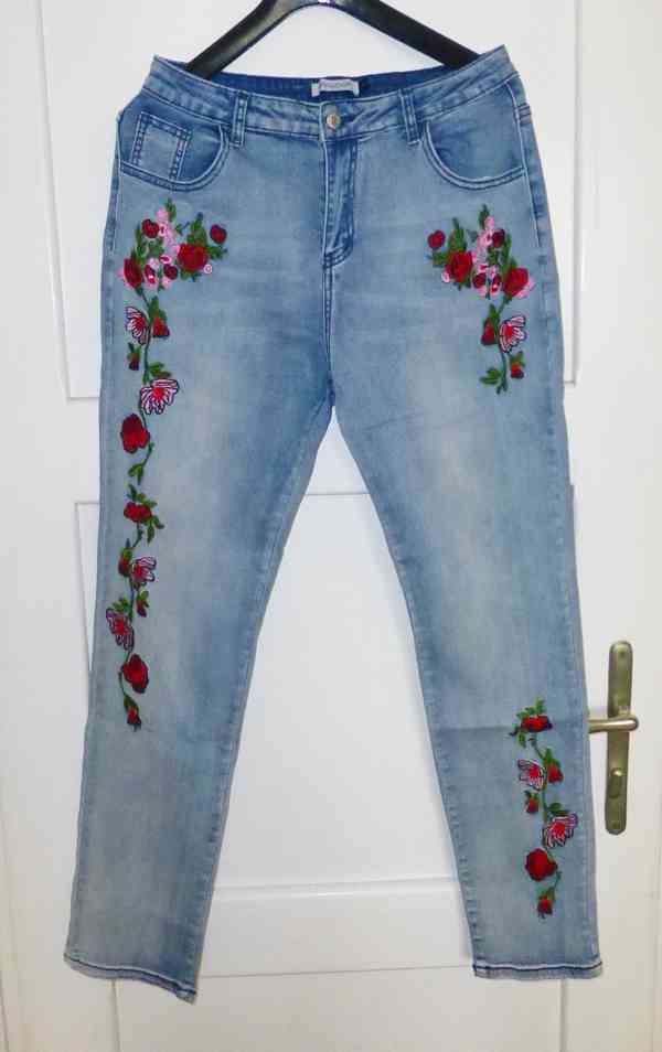 Denimové kalhoty s potiskem (květinový vzor) - velikost L - foto 3