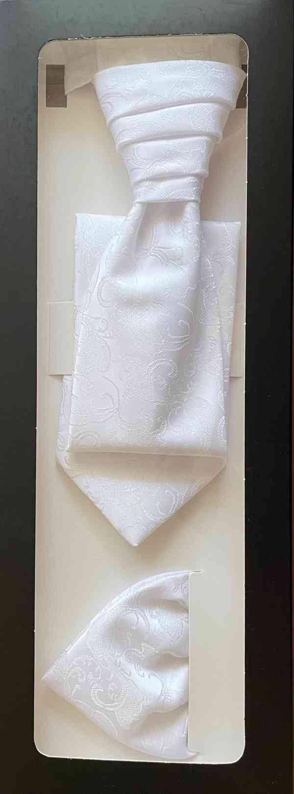 Bílá kravata s kapesníkem