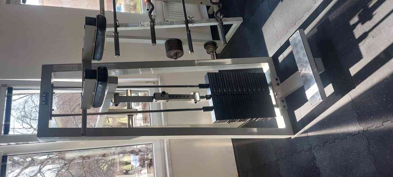 Posilovací stroj multipress, lýtka, záda s otočným kloubem.  - foto 2