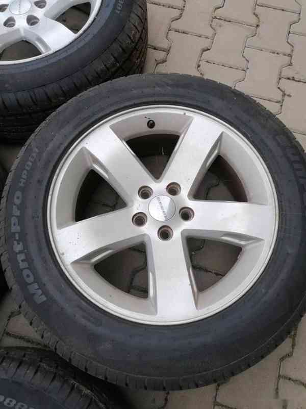 Alu kola 18” Dodge Challenger originální + letní pneu zánovn - foto 3
