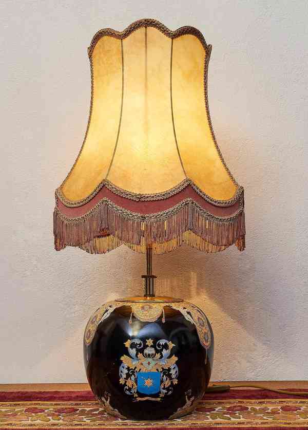 Starožitná stolní lampa s erbem a putti - foto 2
