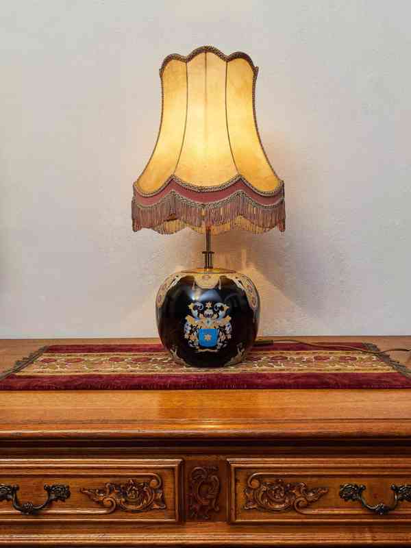 Starožitná stolní lampa s erbem a putti - foto 12