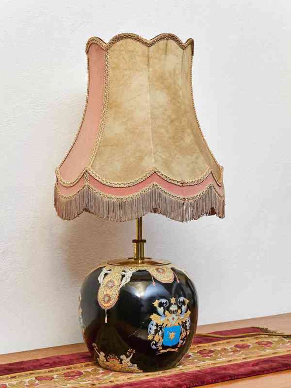 Starožitná stolní lampa s erbem a putti - foto 3