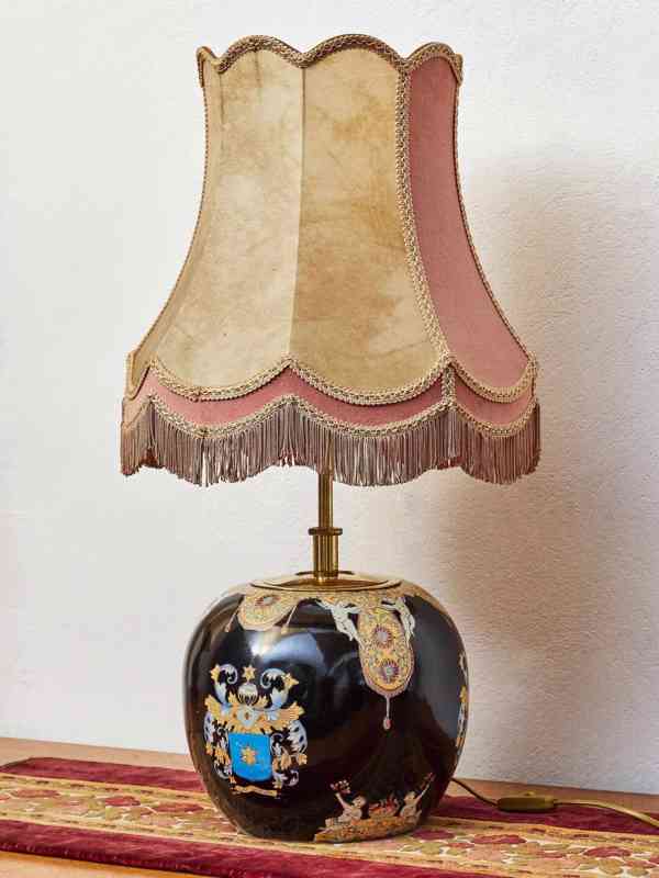 Starožitná stolní lampa s erbem a putti - foto 4