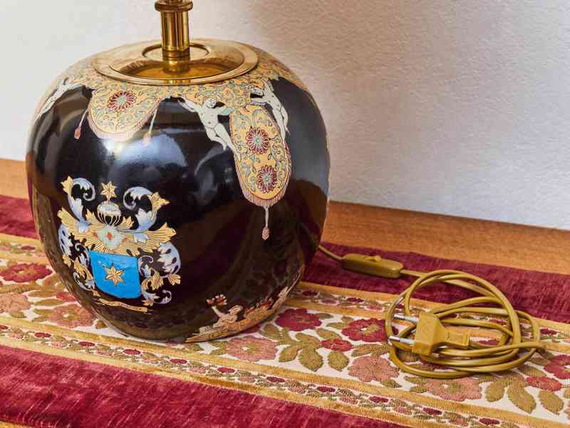 Starožitná stolní lampa s erbem a putti - foto 11
