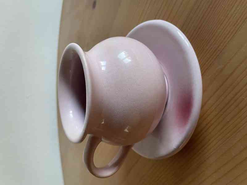 Keramický hrnek s podšálkem – růžový, ruční práce - foto 2