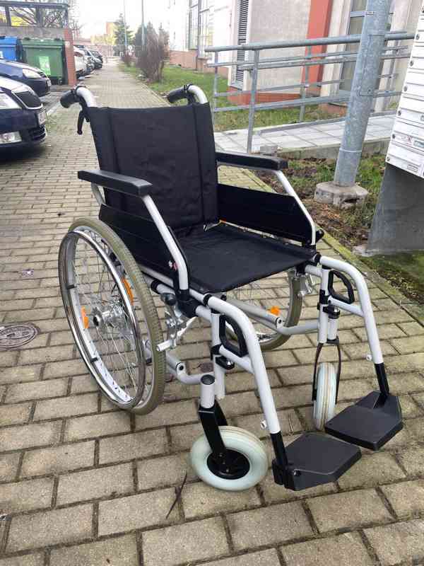 Invalidní vozík skládací s brzdama