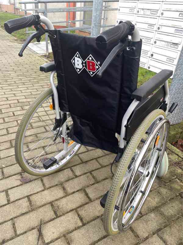 Invalidní vozík skládací s brzdama - foto 2