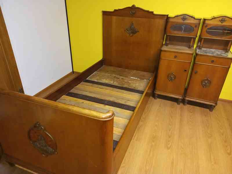 Postel a 2 noční stolky (nábytek z 20. - 30.let)