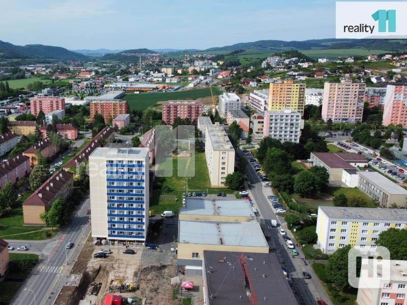 Prodej prostorného bytu 3+1 v centru Berouna se čtyřmi lodžiemi - foto 11