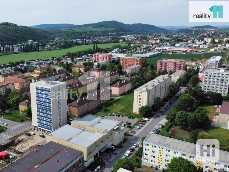 Prodej prostorného bytu 3+1 v centru Berouna se čtyřmi lodžiemi - foto 10