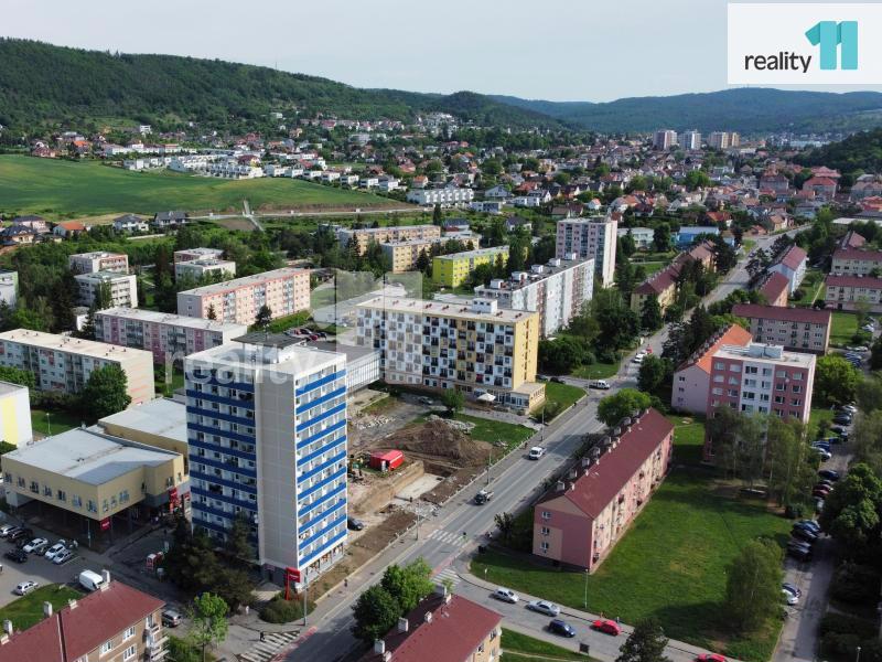 Prodej prostorného bytu 3+1 v centru Berouna se čtyřmi lodžiemi - foto 14