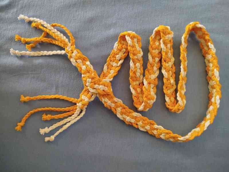 pásek drhaný macramé bíložlutý z 5ti 130 cm