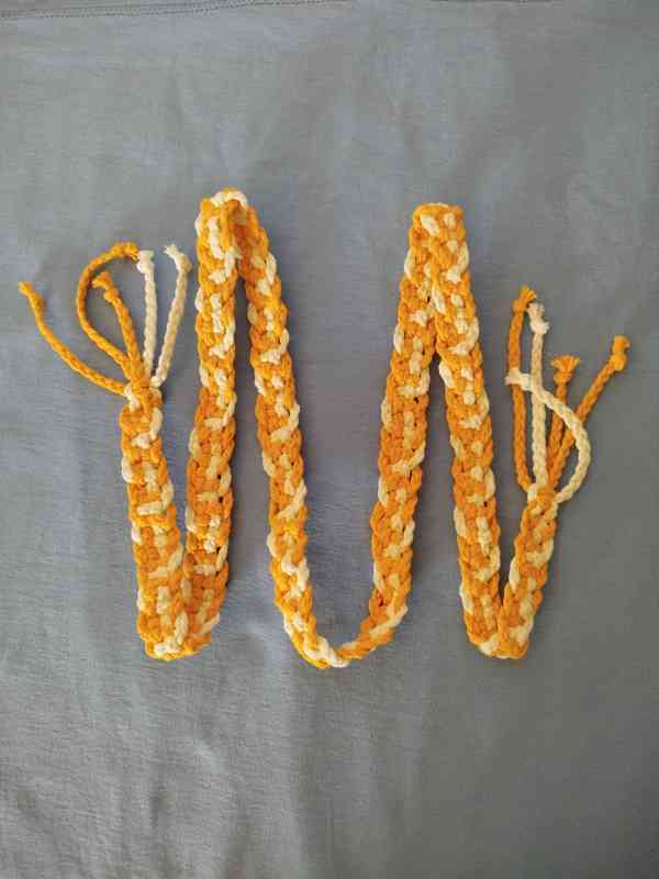 pásek drhaný macramé bíložlutý z 5ti 130 cm - foto 2