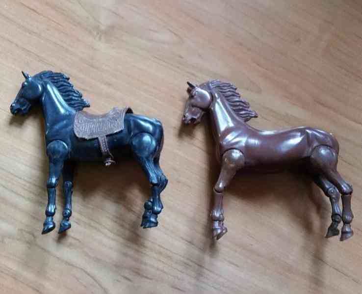 Gumoví vojáčci DDR,Kovbojové,indián a koníci a minizvířátka - foto 8