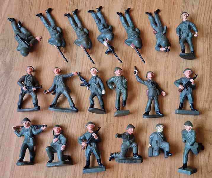 Gumoví vojáčci DDR,Kovbojové,indián a koníci a minizvířátka - foto 2