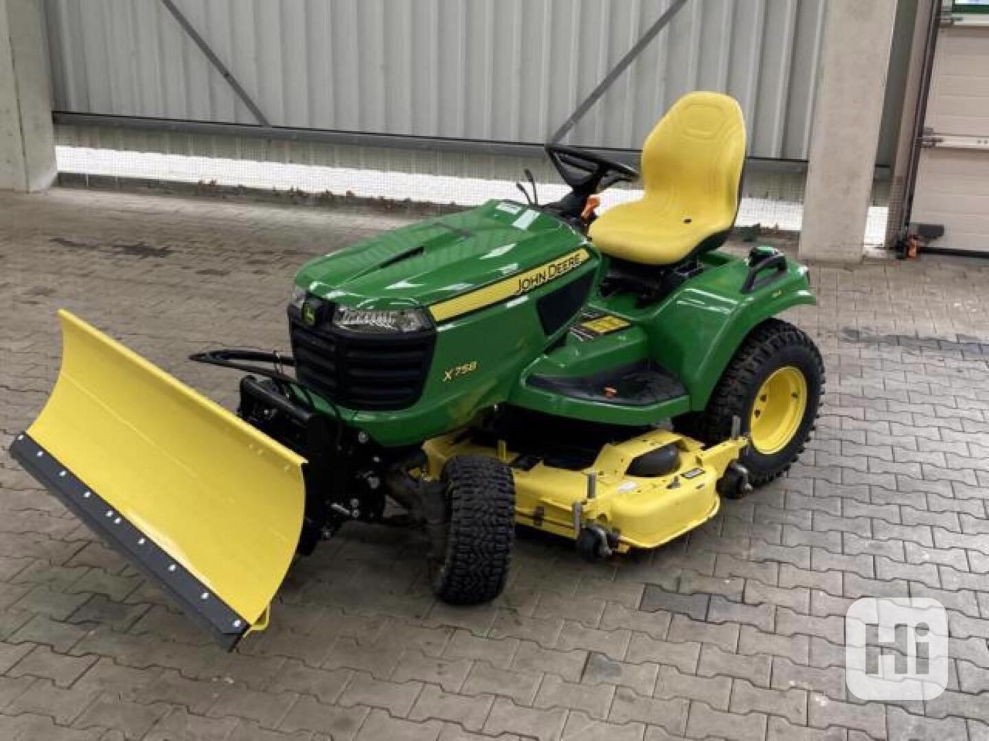 Sekačka John Deere X758 - foto 1