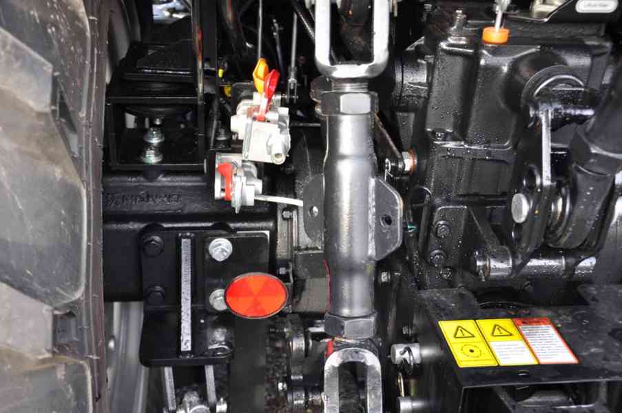 Traktor HANWO HWE 704 C, STAGE V, 4 válcový motor Víčko - foto 14