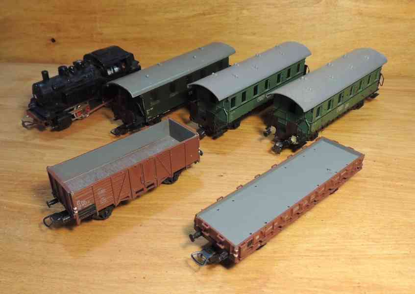 Modelové kolejiště h0 s lokomotivou a 5 vagony - foto 3