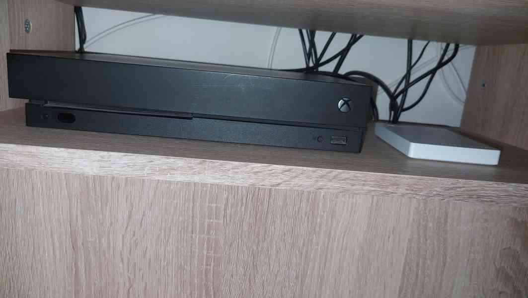 - Xbox One X 1 TB + hry