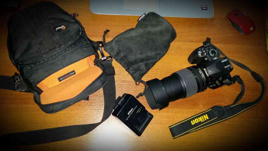 Nikon D3100 vč. objektivu Nikkor a příslušenství - foto 2