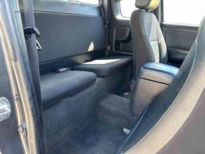 Toyota Hilux 2,5D4D Extra Cab 4x4 106kw - foto 9